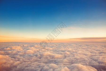 在云层之上飞行从飞机上看图片