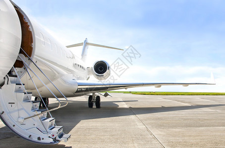 现代私人喷气式飞机上带有喷气发动机的楼梯BombardierGlobalE图片