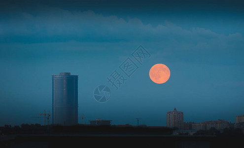 夜空中满月的夜景在现代建筑的图片