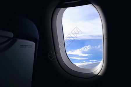 从客座对商业飞机的窗口视图图片