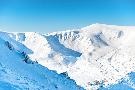 清晨山脉的白雪皑的山峰图片