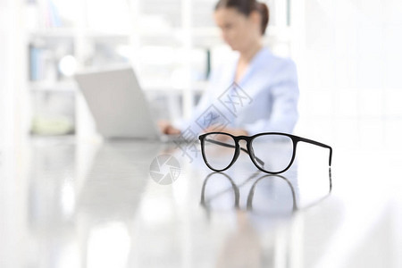 在办公室用电脑工作的妇女背景面部眼镜和妇女图片