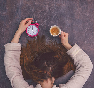 非常疲倦劳累过度的女睡眠图片