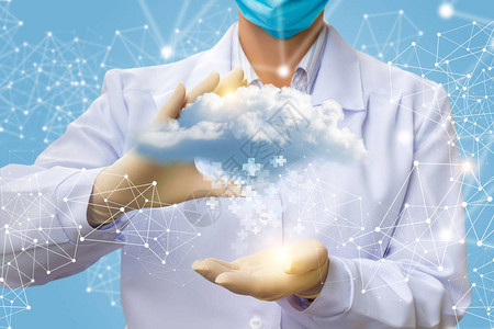 医生在蓝色背景的数据云中与信息一起工作图片