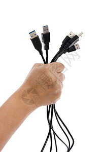 手握许多白色背景的USB电缆图片