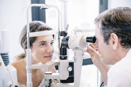 眼科医生检查年轻患者图片