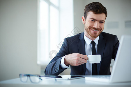 在办公室喝茶或咖啡图片