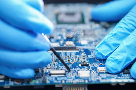 亚洲技术员维修微电路主板计算机电子技术图片