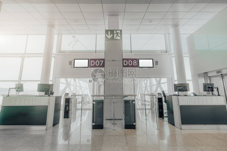 现代机场航站楼空荡的大门的广角视图图片