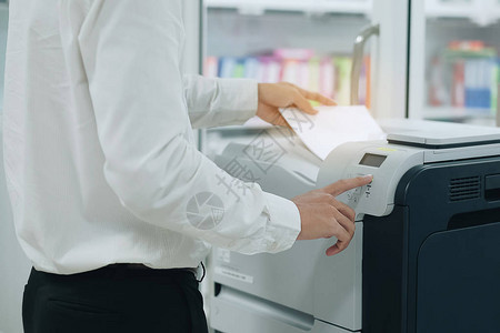 办公室打印机扫描仪或激光复印机面板上的商务图片