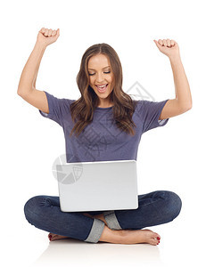 带着笔记本电脑的开心女人看着相图片