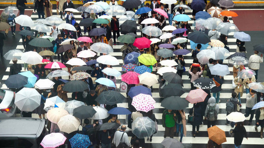 2017月28日在本东京的新宿JR站建筑物之间下雨图片