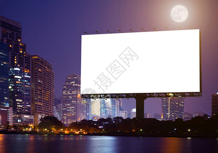 户外广告的空白模板或具有城市背景的空白广告牌屏幕上有剪切路径可用于贸易展览广图片