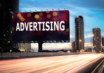在高速公路上广告牌户外广告以bokeh背景的文字广告形式发布图片