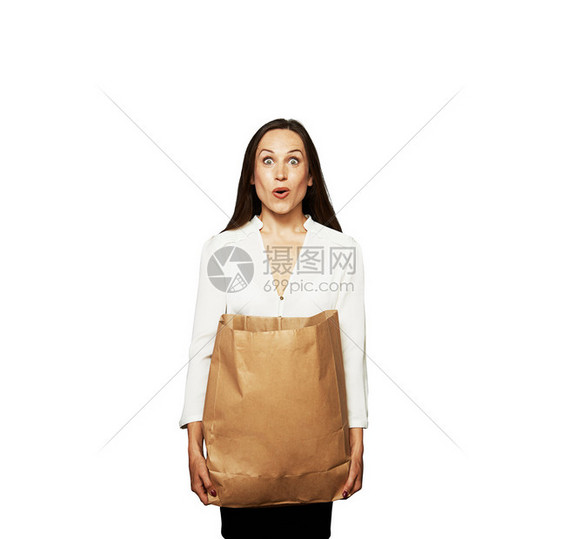 佩戴纸袋的奇异年轻女子孤立图片