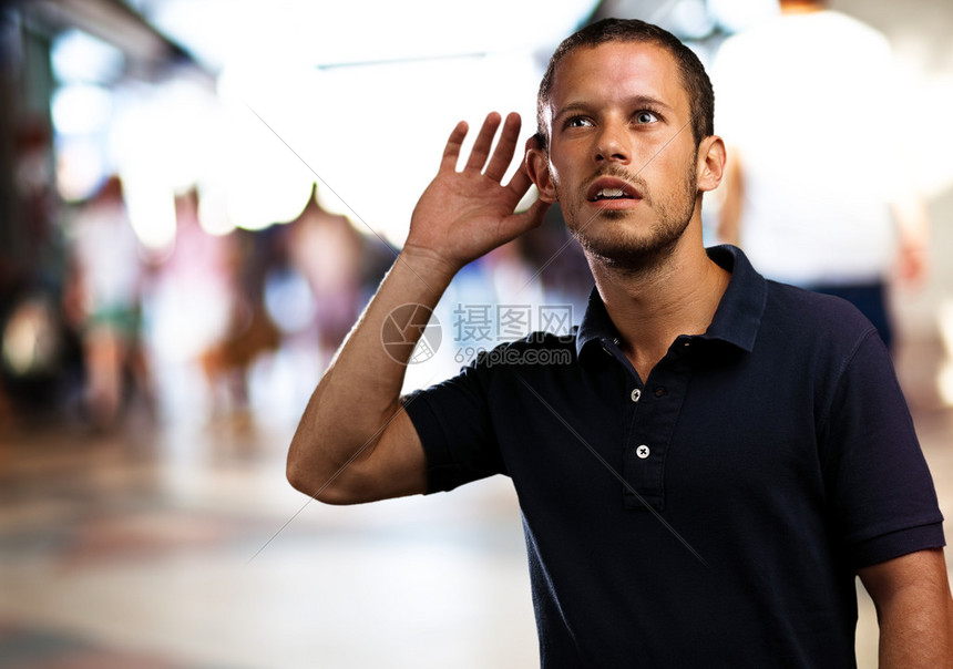 男子在购物中心听到声音高清图片下载-正版图片503107993-摄图网