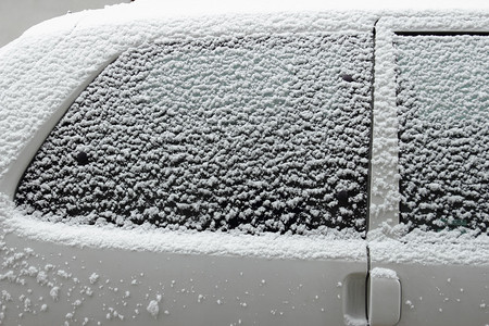 在冬天的时候积雪的白色汽车图片