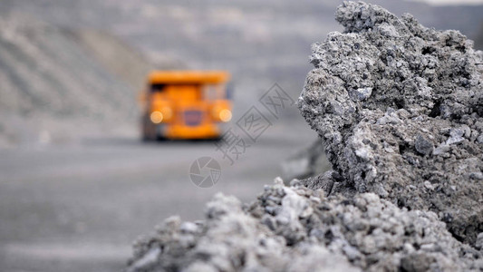 在路上的卡车驾驶生涯自卸车运载露天开采的矿石露天白色多级采石场背景下采矿业的背景图片