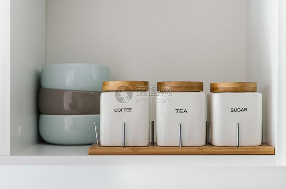 储藏室货架上的现代糖茶和咖啡碗图片