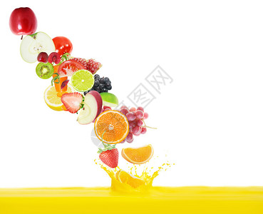 白底水果的新鲜果汁倒图片