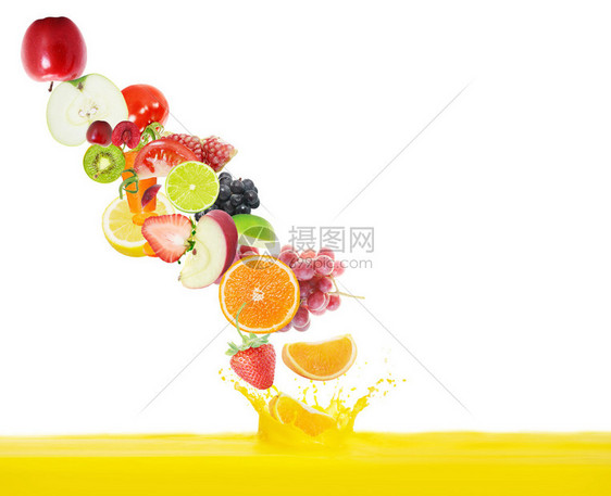 白底水果的新鲜果汁倒图片