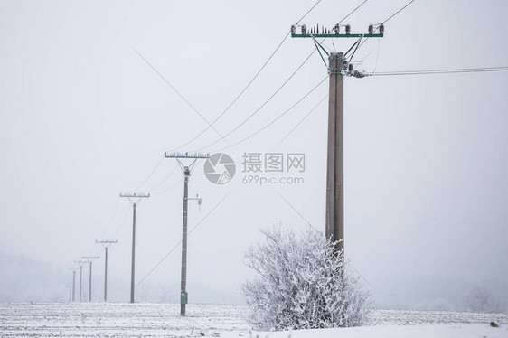 电塔高压电线冬天被冰雪覆盖图片