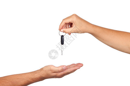 手给车钥匙隔离在白色背景图片