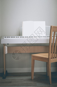 钢琴灰色背景奶油色右前方的木制橡木角图片