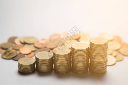 金币堆商业金融和货币概念图片