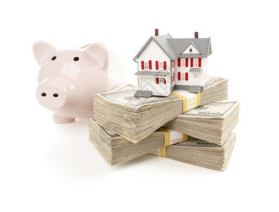 小房子和小猪银行带着百元钞票在白色背背景图片