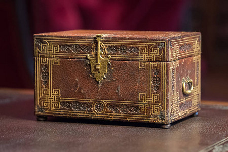 桌子上的旧木头和皮革古代秘密棺材盒图片