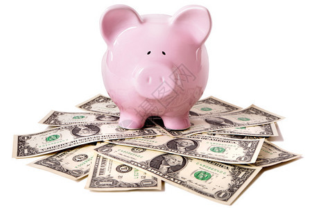 粉红小猪银行站在一堆块钱的钞票上图片
