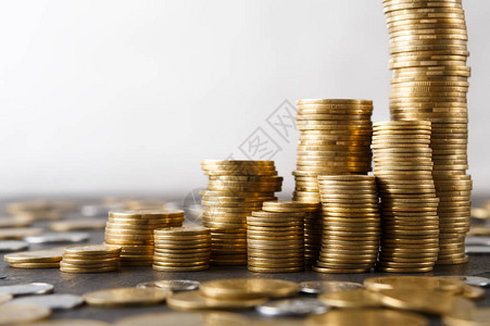 桌上金质硬币白色背景复制空间的柱子越来多金融成功加密货币开采利图片