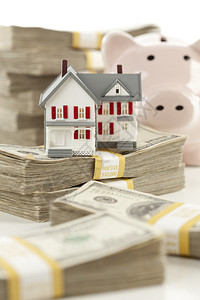 小房子和小猪银行带着百元钞票在白色背背景图片