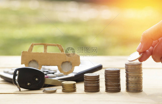 一排钱币和木材背景金融概念账户买卖汽车和图片