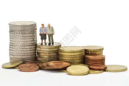 白色背景上孤立的欧元硬币的老人雕像图片