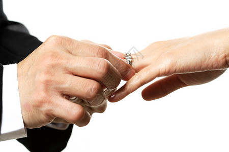 新郎和新娘在婚礼仪式上交换戒指结婚典图片