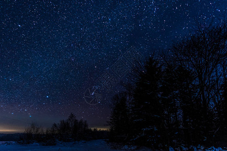 夜晚的寒冬夜里在喀尔巴阡山中的明星阴图片