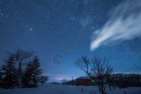 明星的黑暗天空和寒冬夜晚在喀尔巴图片