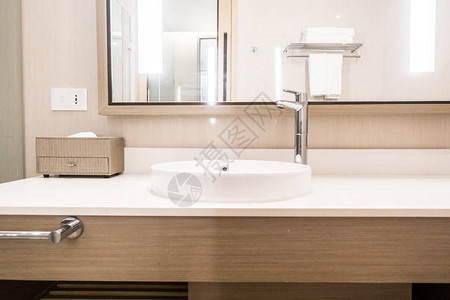 浴室内的水龙头和水槽装饰图片