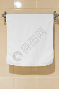 白色毛巾挂在浴室的烘干机上图片