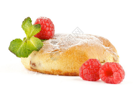 以白背景孤立的葡萄干草莓和薄荷装饰糖粉煎烤蛋糕图片