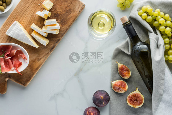 白大理石桌上的红酒甘拔芝士果酱图片