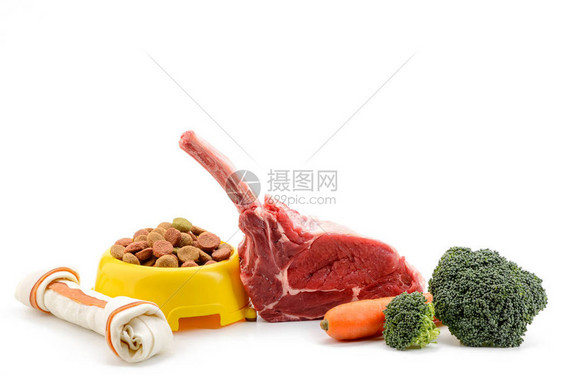 白色背景中的一碗狗粮骨头零食肉胡萝卜和西兰花图片