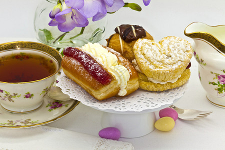 传统下午茶配奶油蛋糕和复古茶具图片