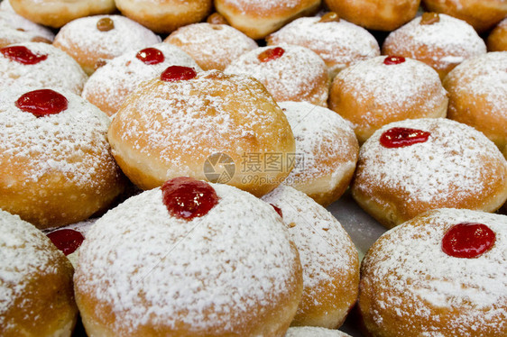 HanukkahDoughnuts在犹太教堂犹太节日期间在一个市图片