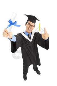 带着拇指高的毕业文凭图片