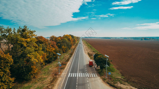 道路指示标乌克兰新公路的空中观察背景