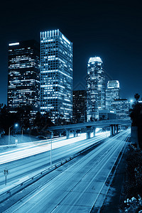 洛杉矶市中心晚上与城市建图片