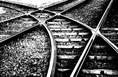 铁路道岔的黑白图像背景图片